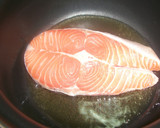 Foto del paso 1 de la receta: Salmón confitado con verduras