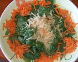 Foto del paso 3 de la receta: Ensalada de espinacas tiernas con manzana, albaricoques y semillas