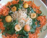 Foto del paso 4 de la receta: Ensalada de espinacas tiernas con manzana, albaricoques y semillas