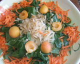 Foto del paso 4 de la receta: Ensalada de espinacas tiernas con manzana, albaricoques y semillas