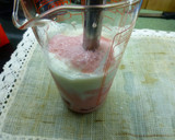 Foto del paso 1 de la receta: Batido de fresa y plátano con virutas de caramelo rosa