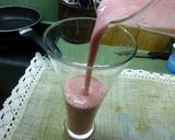Foto del paso 2 de la receta: Batido de fresa y plátano con virutas de caramelo rosa