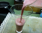 Foto del paso 2 de la receta: Batido de fresa y plátano con virutas de caramelo rosa