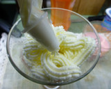 Foto del paso 3 de la receta: Batido de fresa y plátano con virutas de caramelo rosa