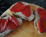 Foto del paso 2 de la receta: Tosta de ventresca y piquillos