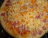 Foto del paso 1 de la receta: Pizza de jamón york a los cuatro quesos