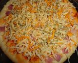 Foto del paso 2 de la receta: Pizza de jamón york a los cuatro quesos