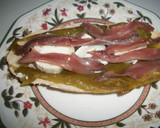 Foto del paso 3 de la receta: Tosta de pimiento italiano, queso de cabra y anchoas gratinada