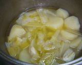 Foto del paso 1 de la receta: Crema de apio con pan frito picante
