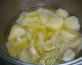 Foto del paso 1 de la receta: Crema de apio con pan frito picante