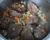 Foto del paso 2 de la receta: Lentejas con carrilleras al vino