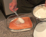 Foto del paso 4 de la receta: Salmón marinado con salsa de mostaza
