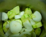 Foto del paso 1 de la receta: Crema de calabacín con piñones y aceite de oliva