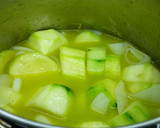 Foto del paso 2 de la receta: Crema de calabacín con piñones y aceite de oliva