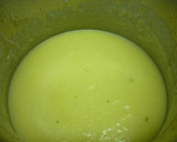 Foto del paso 3 de la receta: Crema de calabacín con piñones y aceite de oliva