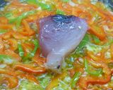 Foto del paso 1 de la receta: Bonito con salsa de tomate y pimientos