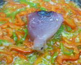Foto del paso 1 de la receta: Bonito con salsa de tomate y pimientos