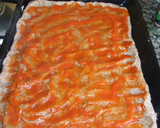 Foto del paso 1 de la receta: Pizza integral cuadrada con cebolla y quesos variados