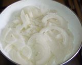 Foto del paso 2 de la receta: Pizza integral cuadrada con cebolla y quesos variados