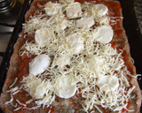 Foto del paso 3 de la receta: Pizza integral cuadrada con cebolla y quesos variados