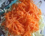 Foto del paso 3 de la receta: Ensalada de repollo, manzana y zanahorias con aliño de yogur