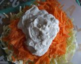 Foto del paso 5 de la receta: Ensalada de repollo, manzana y zanahorias con aliño de yogur