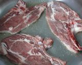 Foto del paso 1 de la receta: Chuletas al vermout rosado