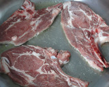 Foto del paso 1 de la receta: Chuletas al vermout rosado