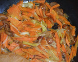 Foto del paso 2 de la receta: Lomos de merluza al horno con guarnición de zanahorias y setitas