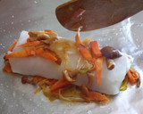 Foto del paso 4 de la receta: Lomos de merluza al horno con guarnición de zanahorias y setitas