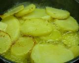 Foto del paso 2 de la receta: Bacalao con tomate, patatas y pimientos rojos