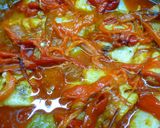 Foto del paso 4 de la receta: Bacalao con tomate, patatas y pimientos rojos
