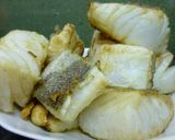 Foto del paso 5 de la receta: Bacalao con tomate, patatas y pimientos rojos