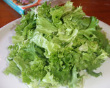Foto del paso 2 de la receta: Ensalada de lechuga rizada con frutas, queso azul y avellanas