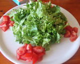 Foto del paso 3 de la receta: Ensalada de lechuga rizada con frutas, queso azul y avellanas