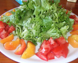 Foto del paso 4 de la receta: Ensalada de lechuga rizada con frutas, queso azul y avellanas