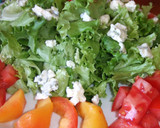 Foto del paso 6 de la receta: Ensalada de lechuga rizada con frutas, queso azul y avellanas