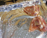 Foto del paso 3 de la receta: Muslitos de pollo horneados con boniatos y cebollas