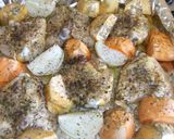 Foto del paso 4 de la receta: Muslitos de pollo horneados con boniatos y cebollas