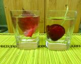 Foto del paso 1 de la receta: Hielos decorados con frutas, hierbas o flores