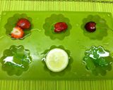 Foto del paso 2 de la receta: Hielos decorados con frutas, hierbas o flores