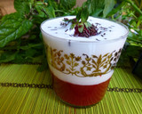 Foto del paso 4 de la receta: Postre de fresas con nata y chocolate