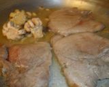 Foto del paso 2 de la receta: Chuletas con pimientos y champiñones torneados