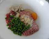 Foto del paso 2 de la receta: Albóndiga con salchichas y huevos duros