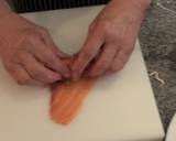 Foto del paso 3 de la receta Rollitos de salmón marinado con surimi