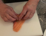 Foto del paso 3 de la receta: Rollitos de salmón marinado con surimi
