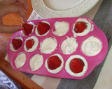 Foto del paso 1 de la receta: Piruletas heladas de yogur, fruta y cobertura de chocolate