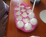 Foto del paso 2 de la receta: Piruletas heladas de yogur, fruta y cobertura de chocolate