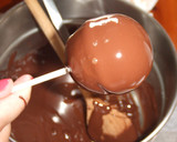 Foto del paso 3 de la receta: Piruletas heladas de yogur, fruta y cobertura de chocolate