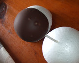 Foto del paso 4 de la receta: Piruletas heladas de yogur, fruta y cobertura de chocolate